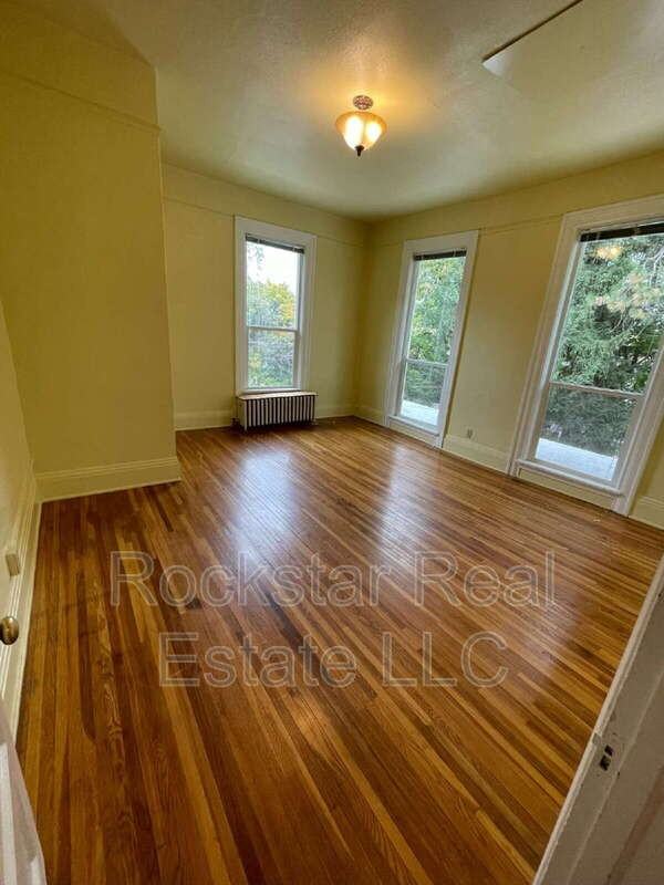 924 S Maple St - Photo 3 of 7