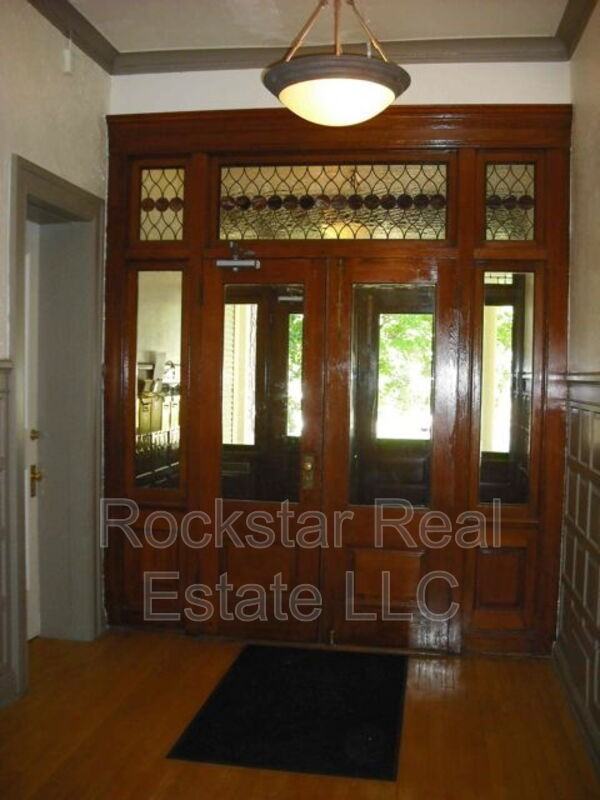 924 S Maple St - Photo 5 of 7