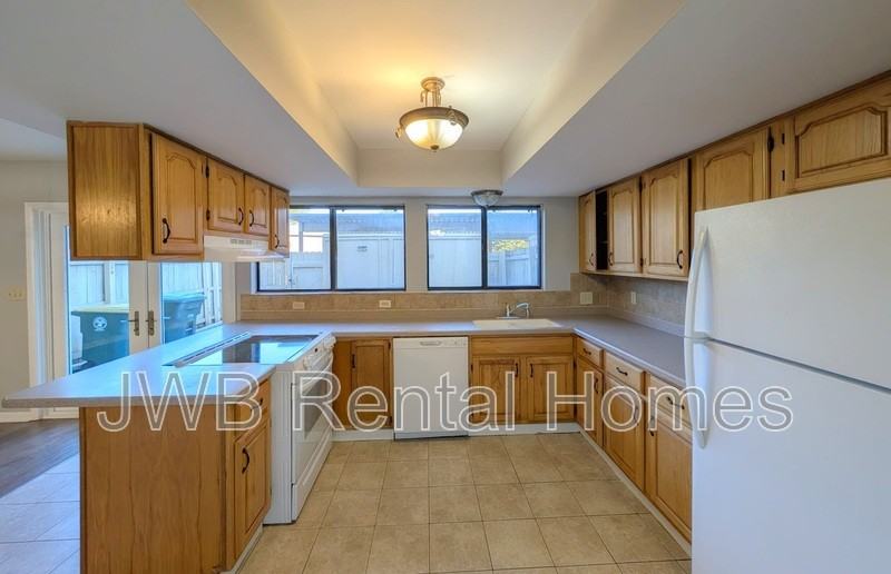 8159 Sutton Pl N - Photo 4 of 23