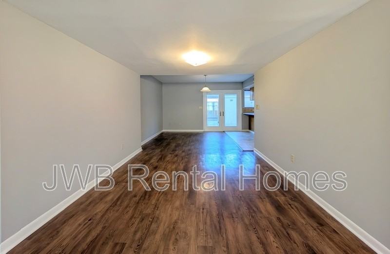 8159 Sutton Pl N - Photo 6 of 23