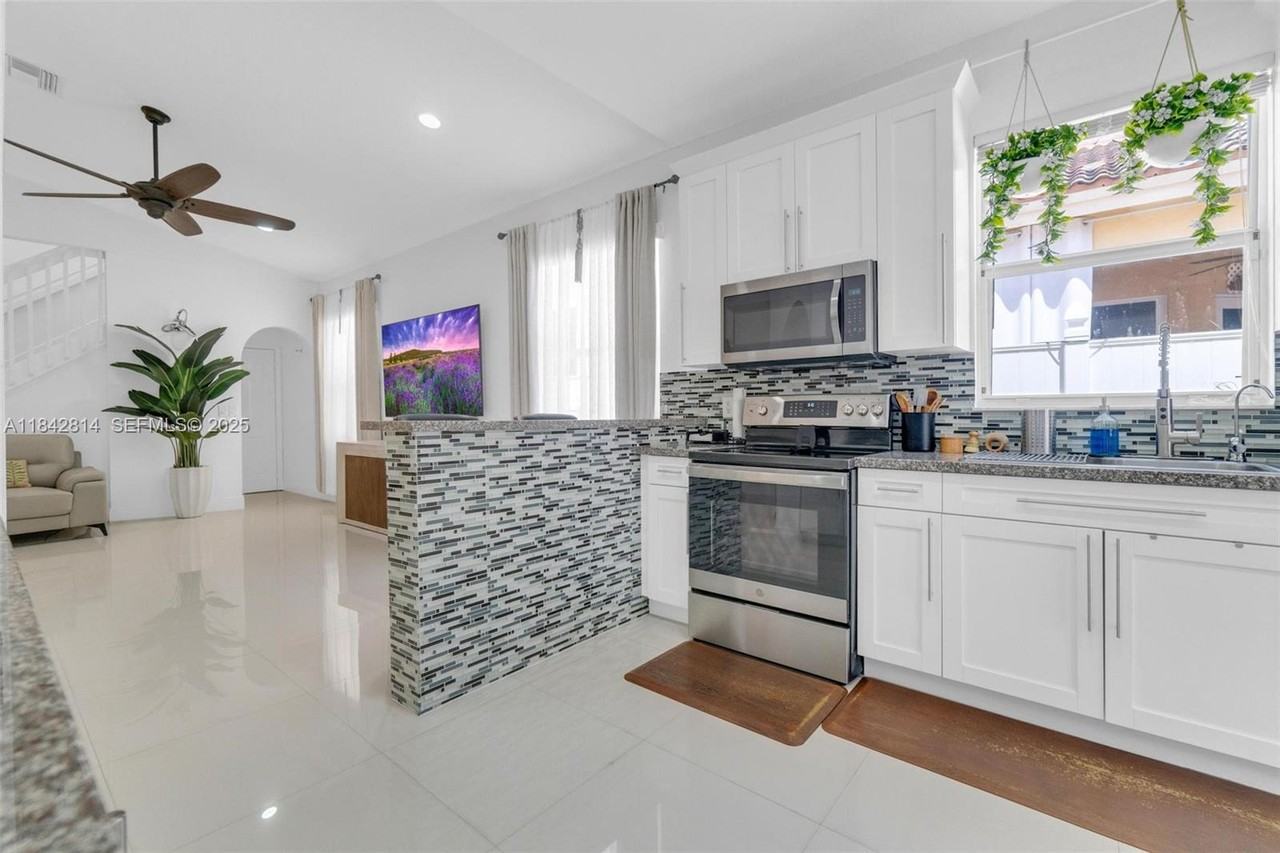 3920 Northeast 13th Drive #0 - Photo 3 of 34