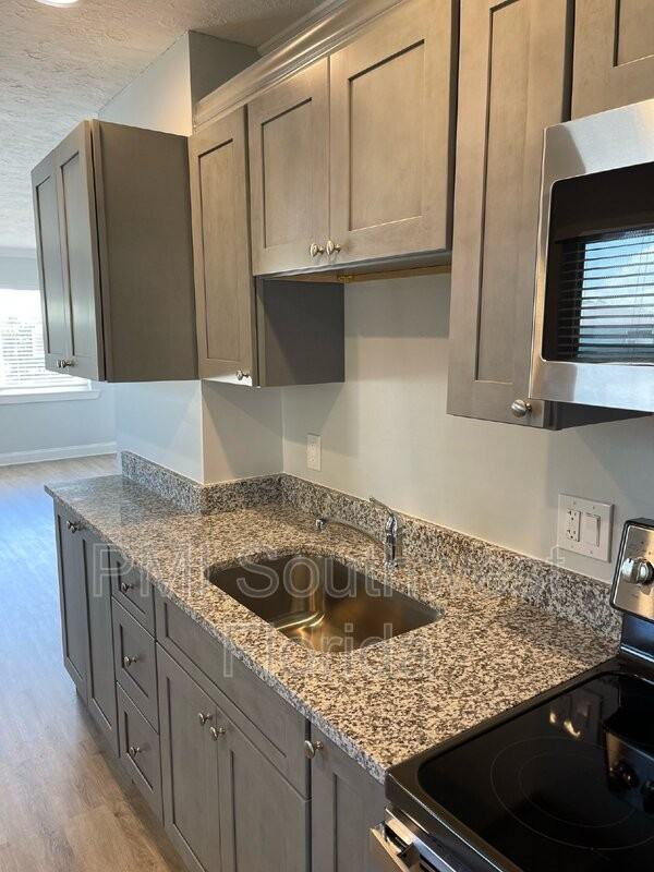 6363 Gateway Ave - Photo 3 of 20