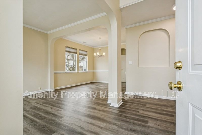 979 Holbrook Dr - Photo 3 of 28