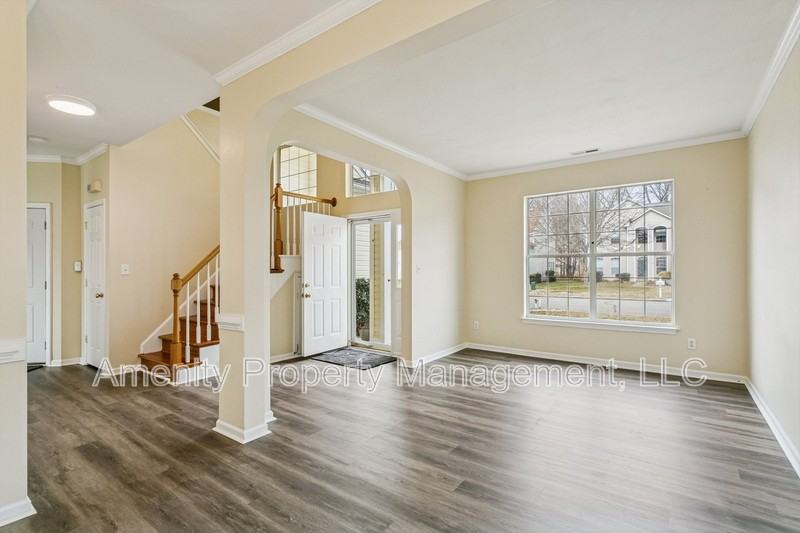 979 Holbrook Dr - Photo 4 of 28