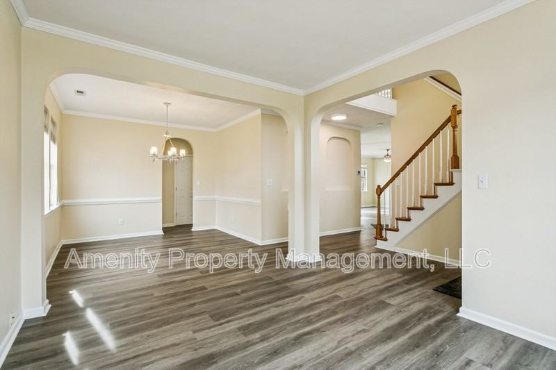 979 Holbrook Dr - Photo 5 of 28