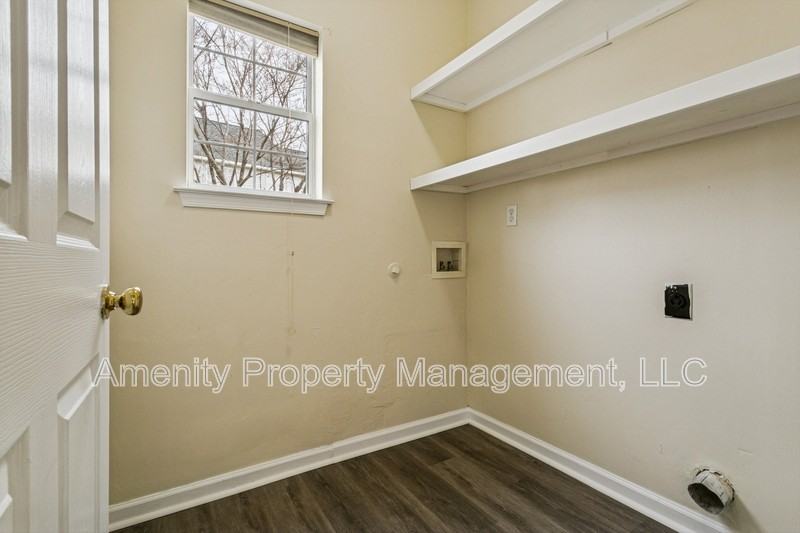 979 Holbrook Dr - Photo 6 of 28