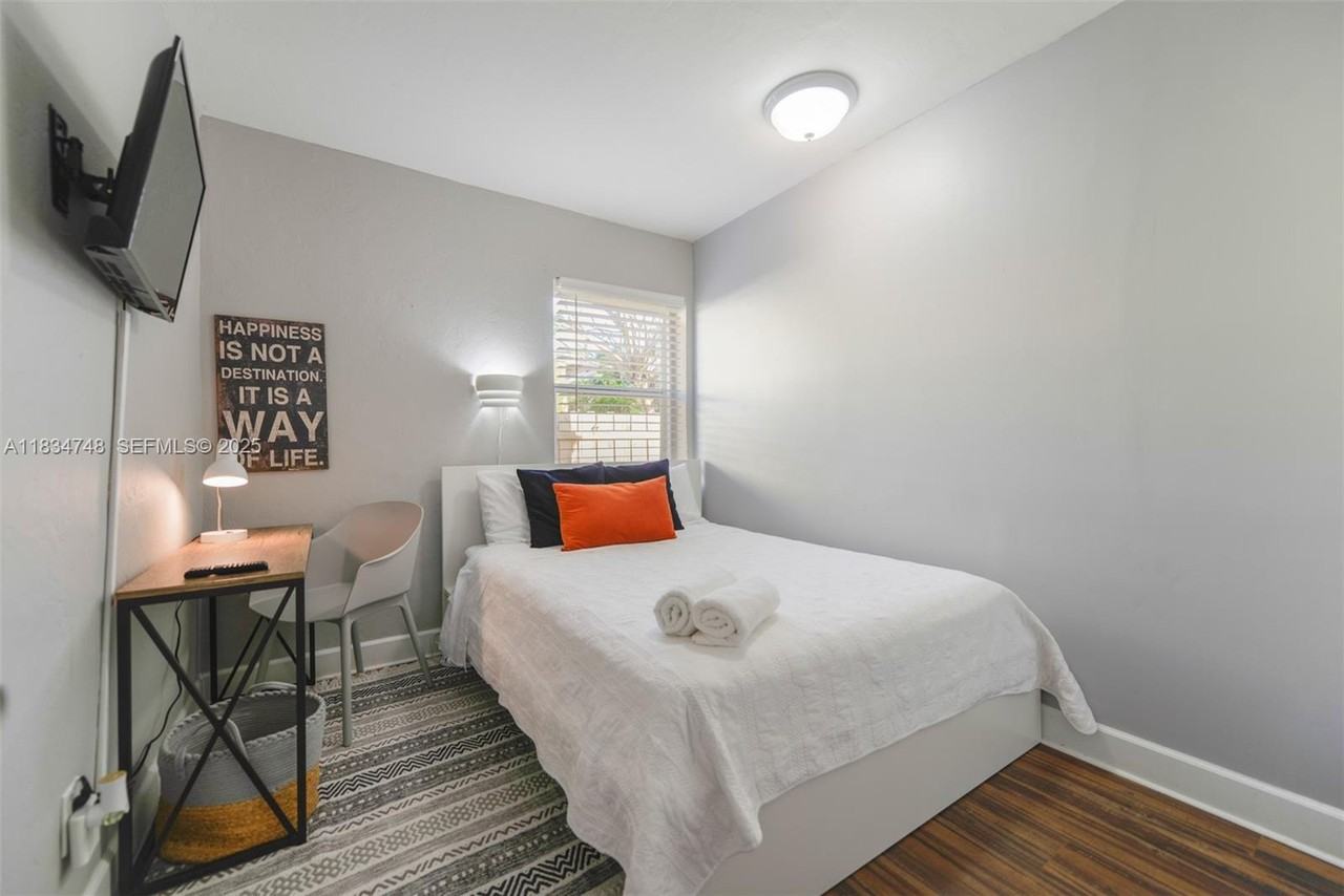 242 Southwest 20th Street - Photo 2 of 24