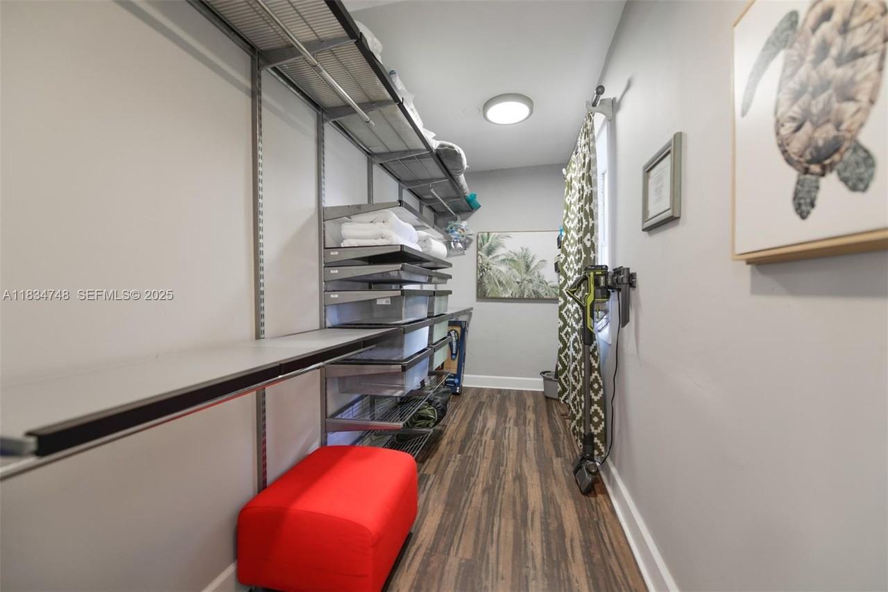 242 Southwest 20th Street - Photo 3 of 24