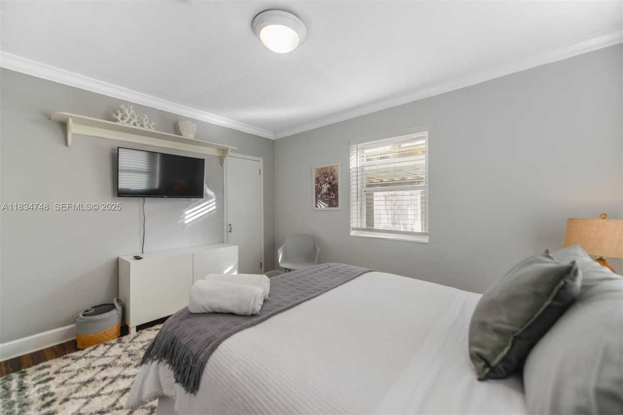 242 Southwest 20th Street - Photo 4 of 24