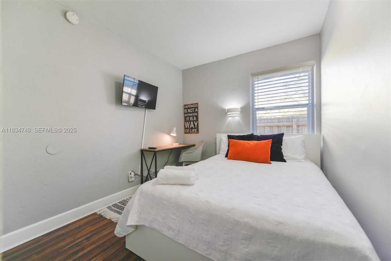 242 Southwest 20th Street - Photo 5 of 24