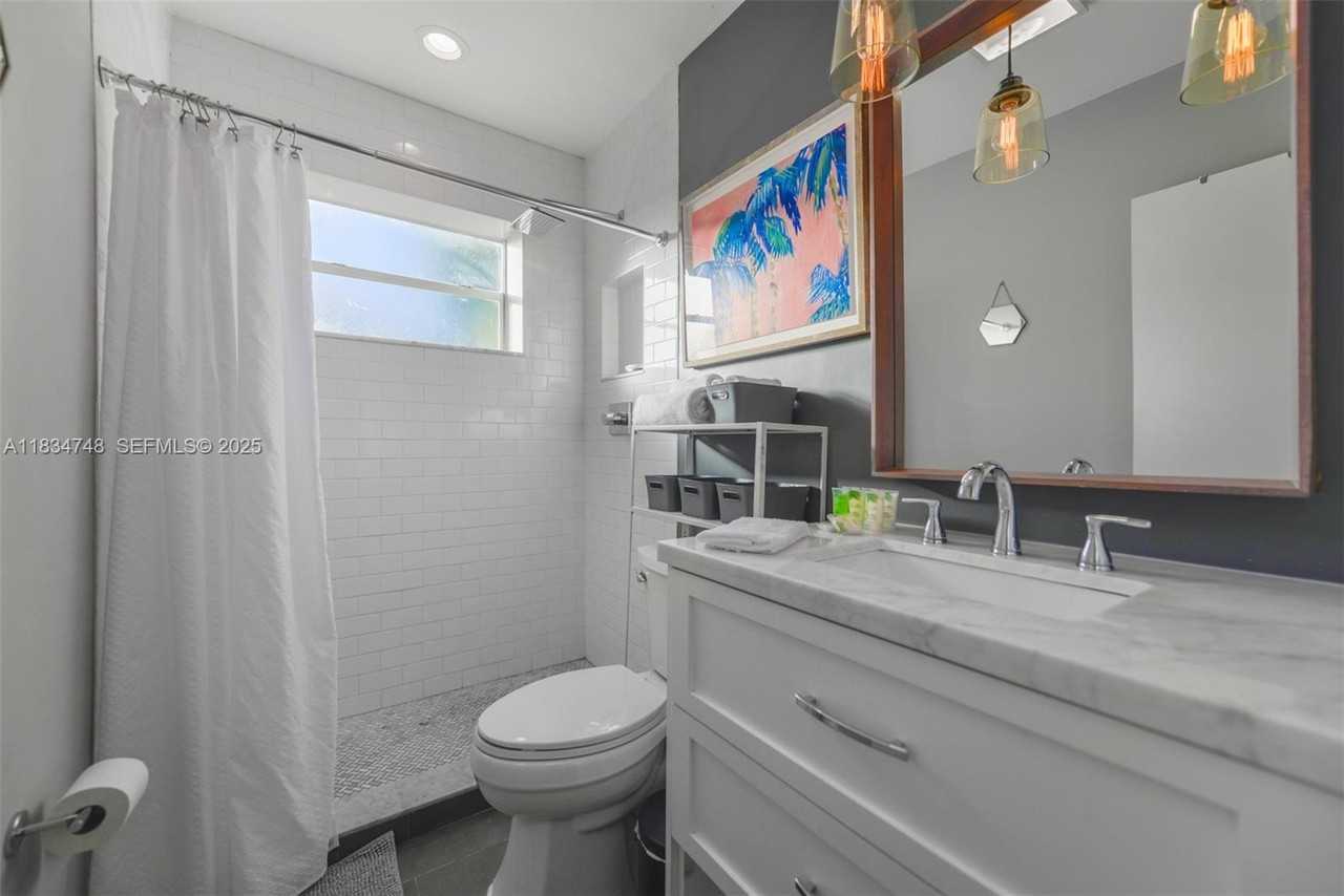 242 Southwest 20th Street - Photo 6 of 24