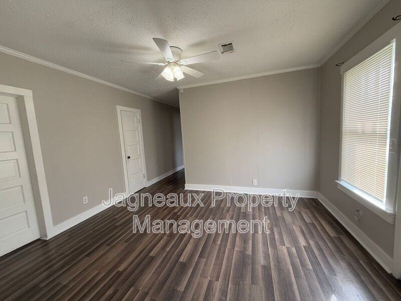 116 S Stanford St - Photo 2 of 9