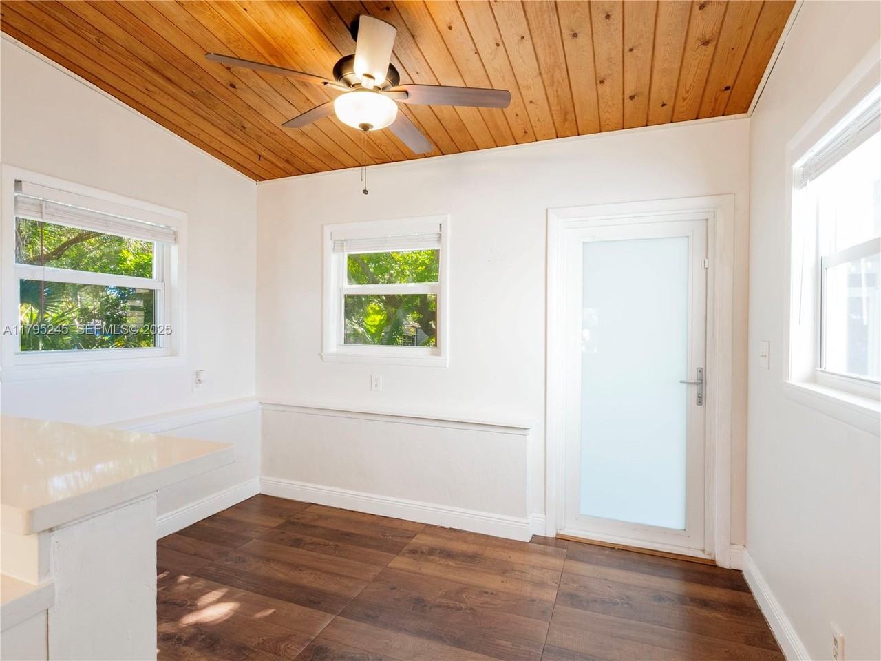 229 Southwest 3rd Place - Photo 3 of 41