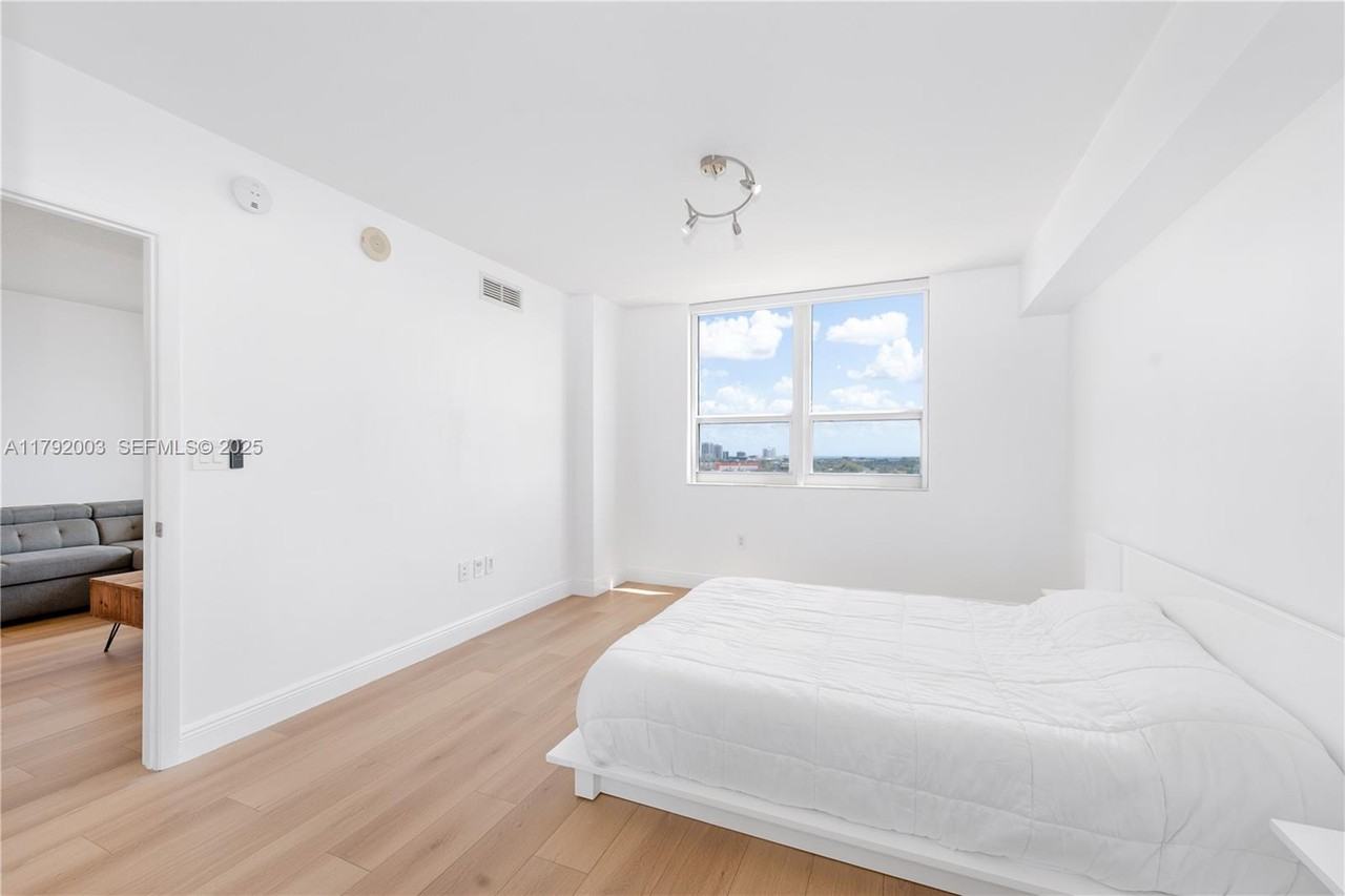 3232 Coral Way #1507 - Photo 4 of 34