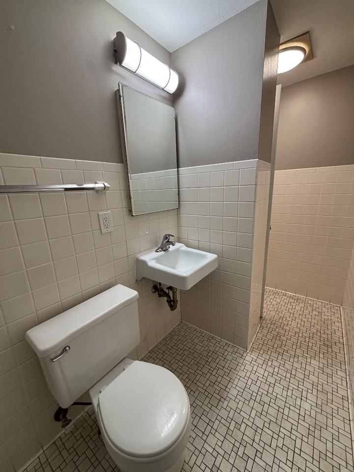 705 E Center St - Photo 3 of 22