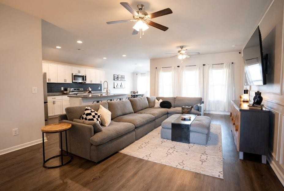 16430 Natchez Dr - Photo 2 of 10