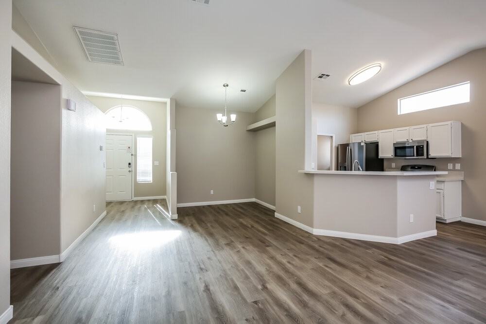 1604 Watercreek Dr - Photo 5 of 16