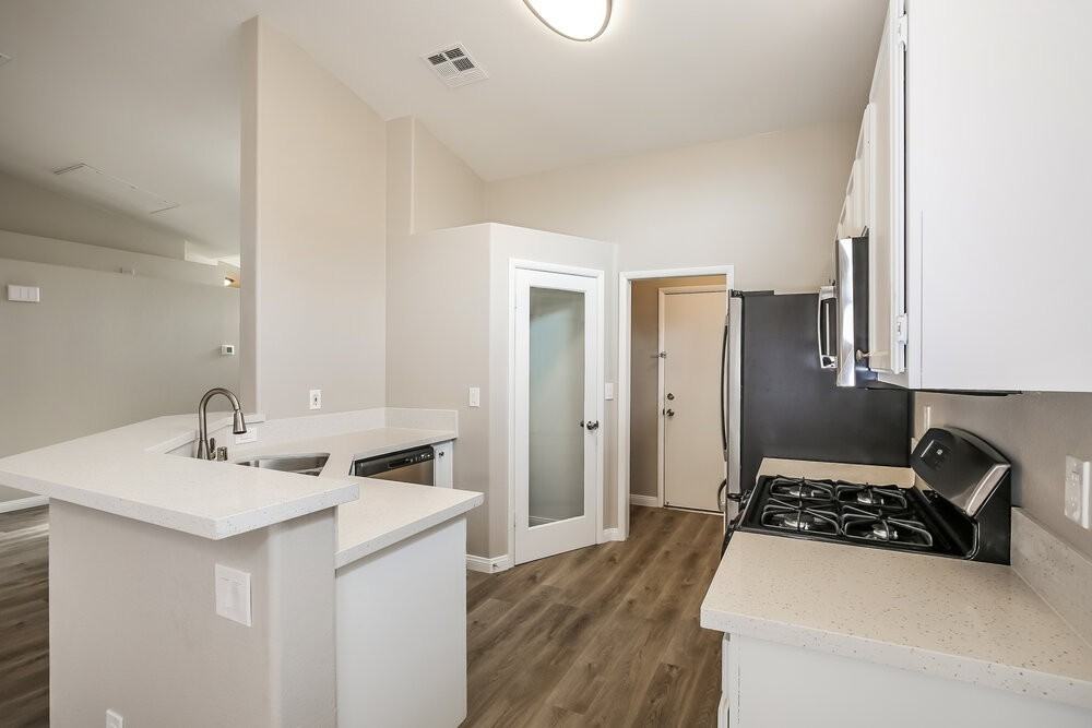 1604 Watercreek Dr - Photo 6 of 16