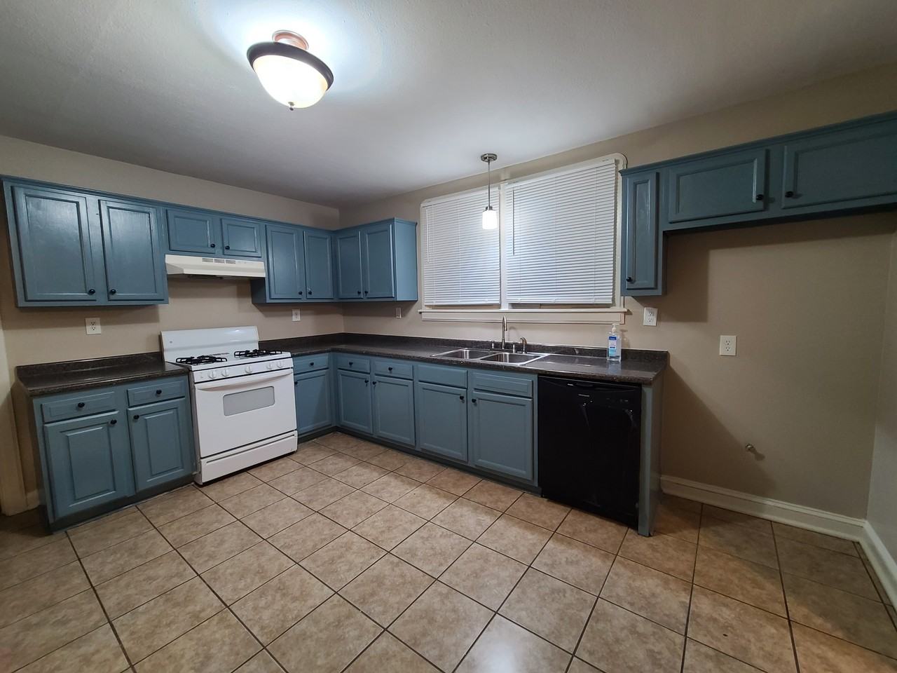 1912 Ree Rd #1912 - Photo 2 of 11