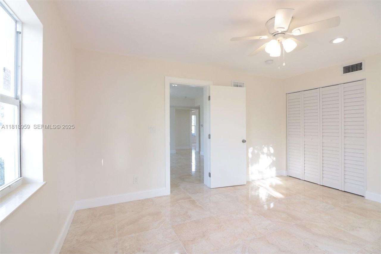 3014 Northwest 6th Street - Photo 2 of 28