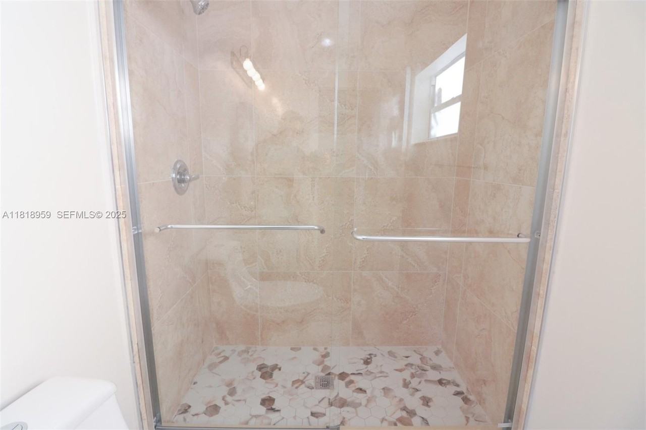 3014 Northwest 6th Street - Photo 5 of 28