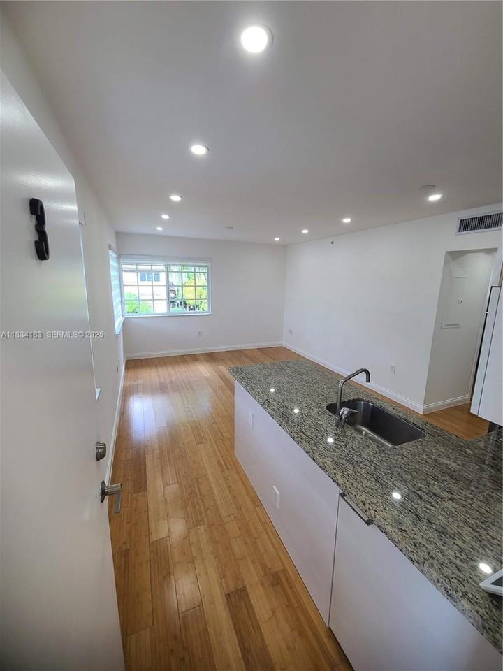 825 Michigan Avenue #3 - Photo 6 of 45