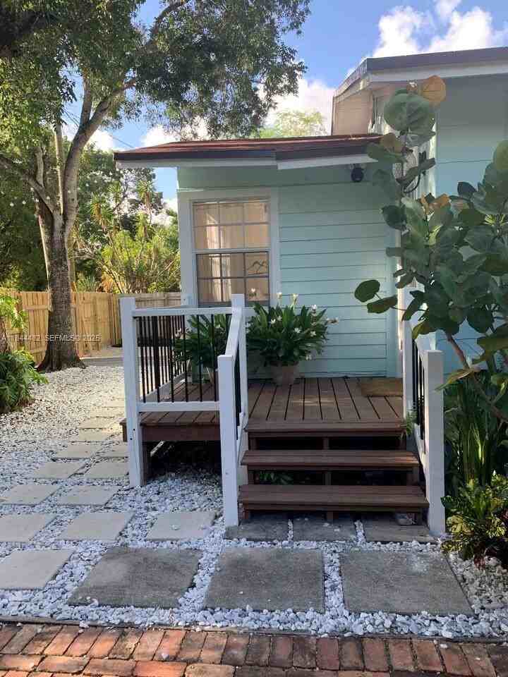 328 Southwest 12th Avenue - Photo 2 of 13