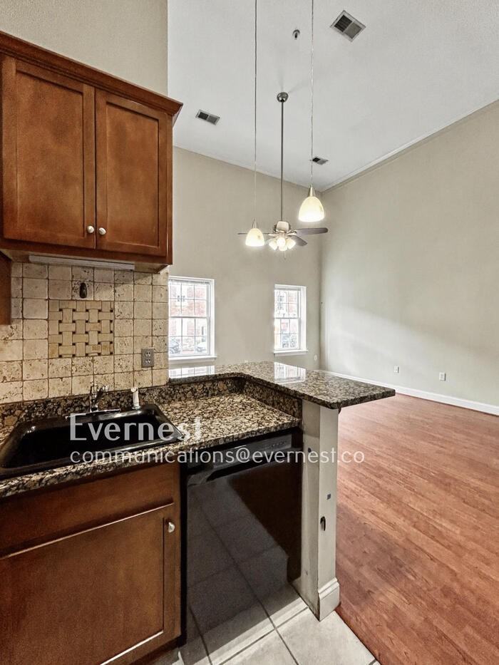 2418 E Franklin St #U104 - Photo 3 of 18