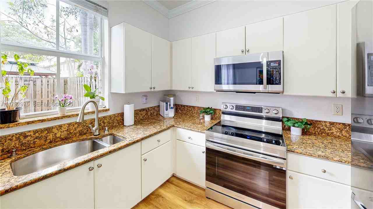 11866 Southwest 152nd Place - Photo 7 of 41