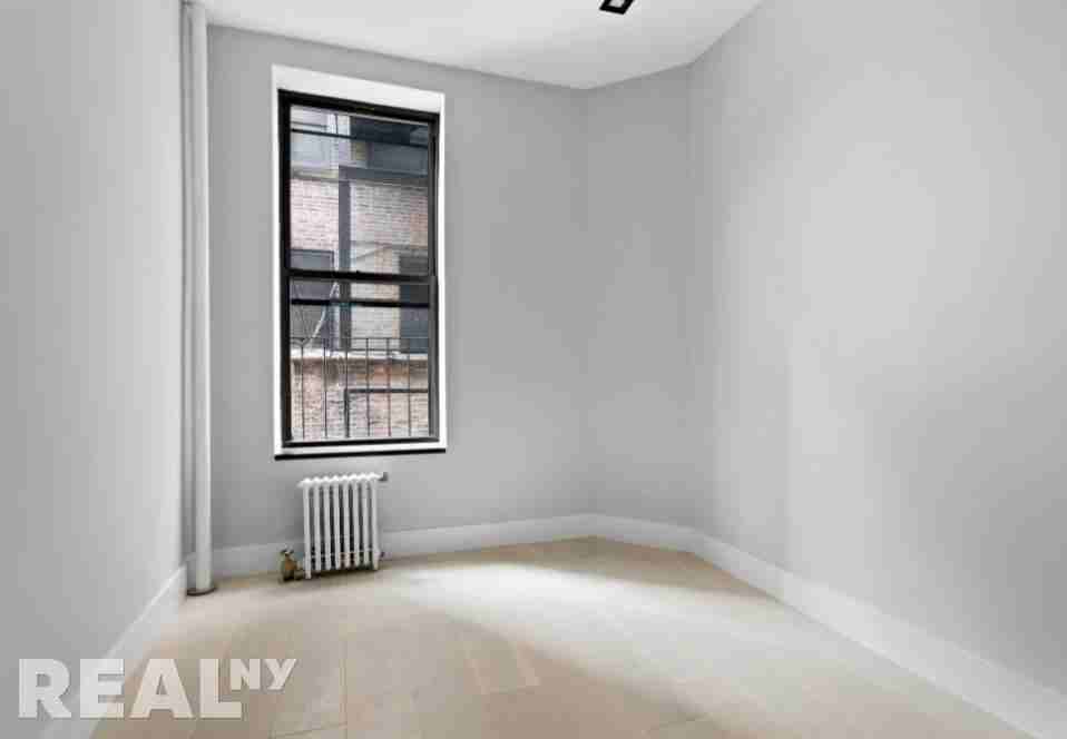 E 18th St #B4 - Photo 2 of 5