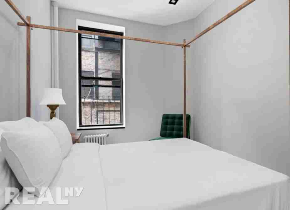 E 18th St #B4 - Photo 3 of 5