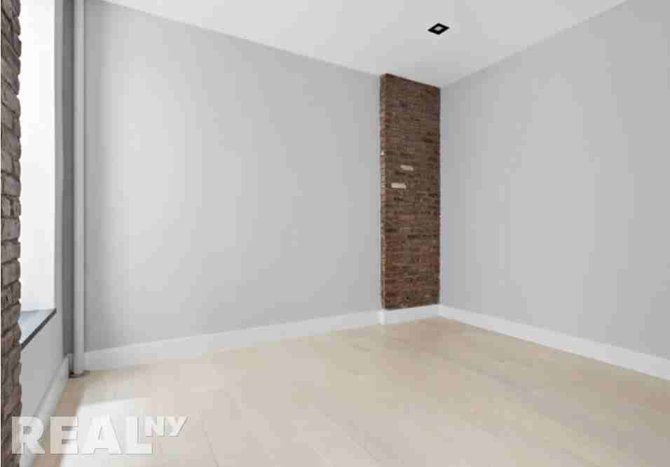 E 18th St #B4 - Photo 4 of 5