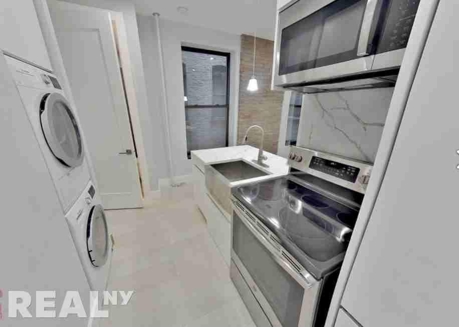 E 18th St #B4 - Photo 5 of 5