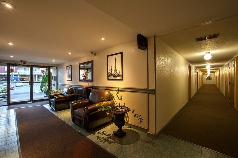 Country Club Manor - Photo 4 of 5