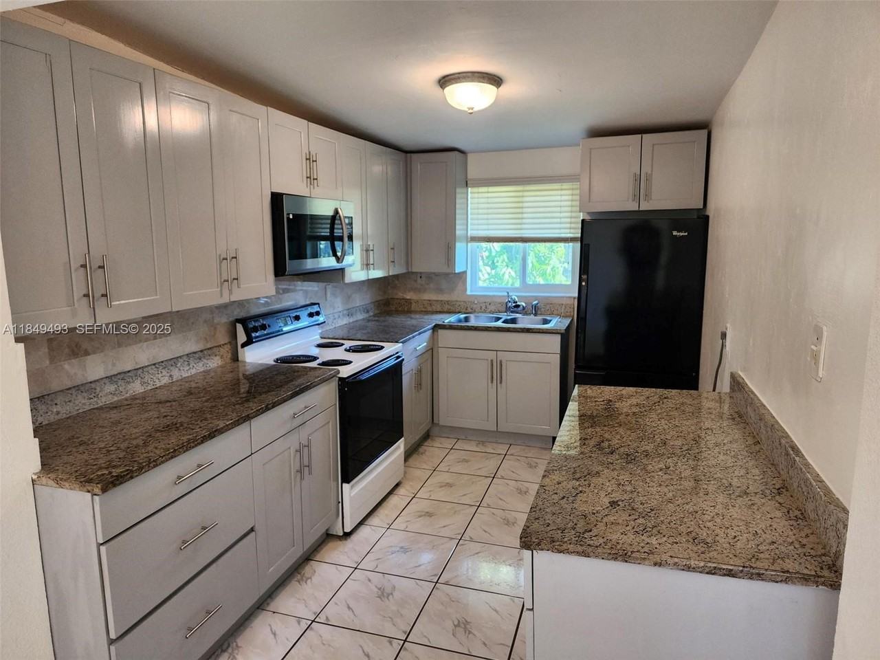 845 Northwest 199th Street - Photo 4 of 31