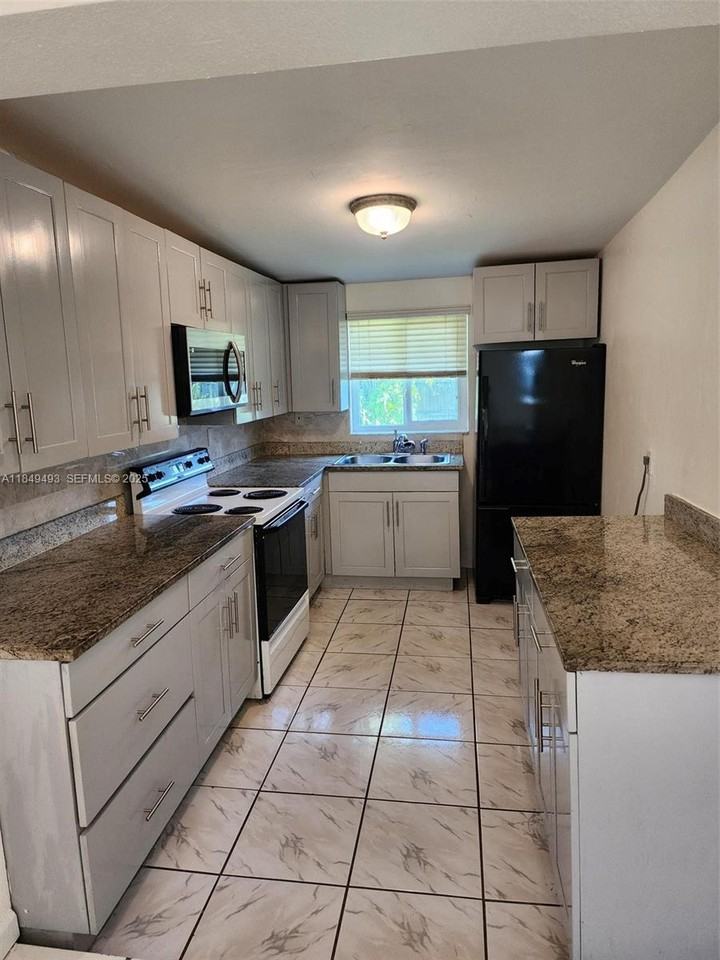 845 Northwest 199th Street - Photo 5 of 31