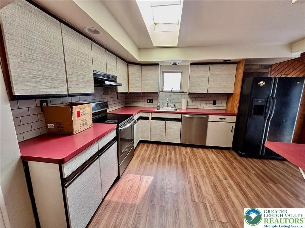 512 E Walnut St - Photo 3 of 20