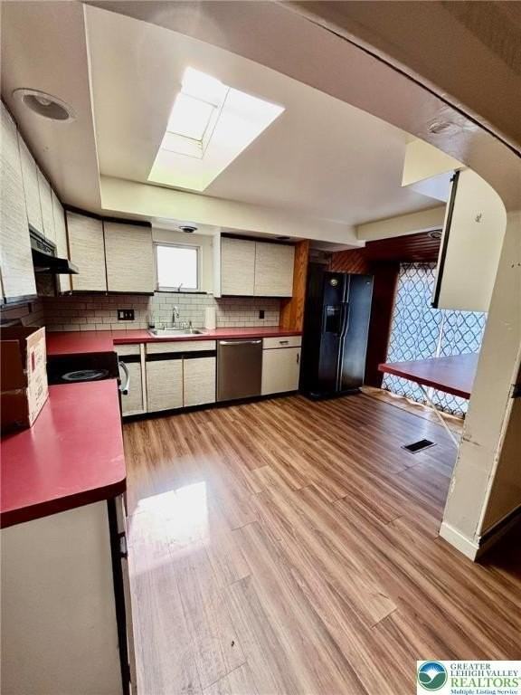 512 E Walnut St - Photo 4 of 20