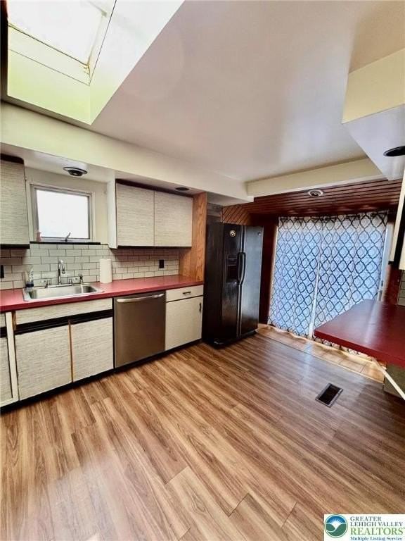 512 E Walnut St - Photo 5 of 20