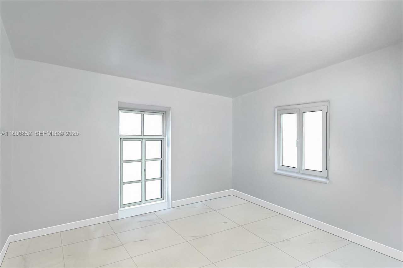 11040 Southwest 52nd Drive - Photo 3 of 8