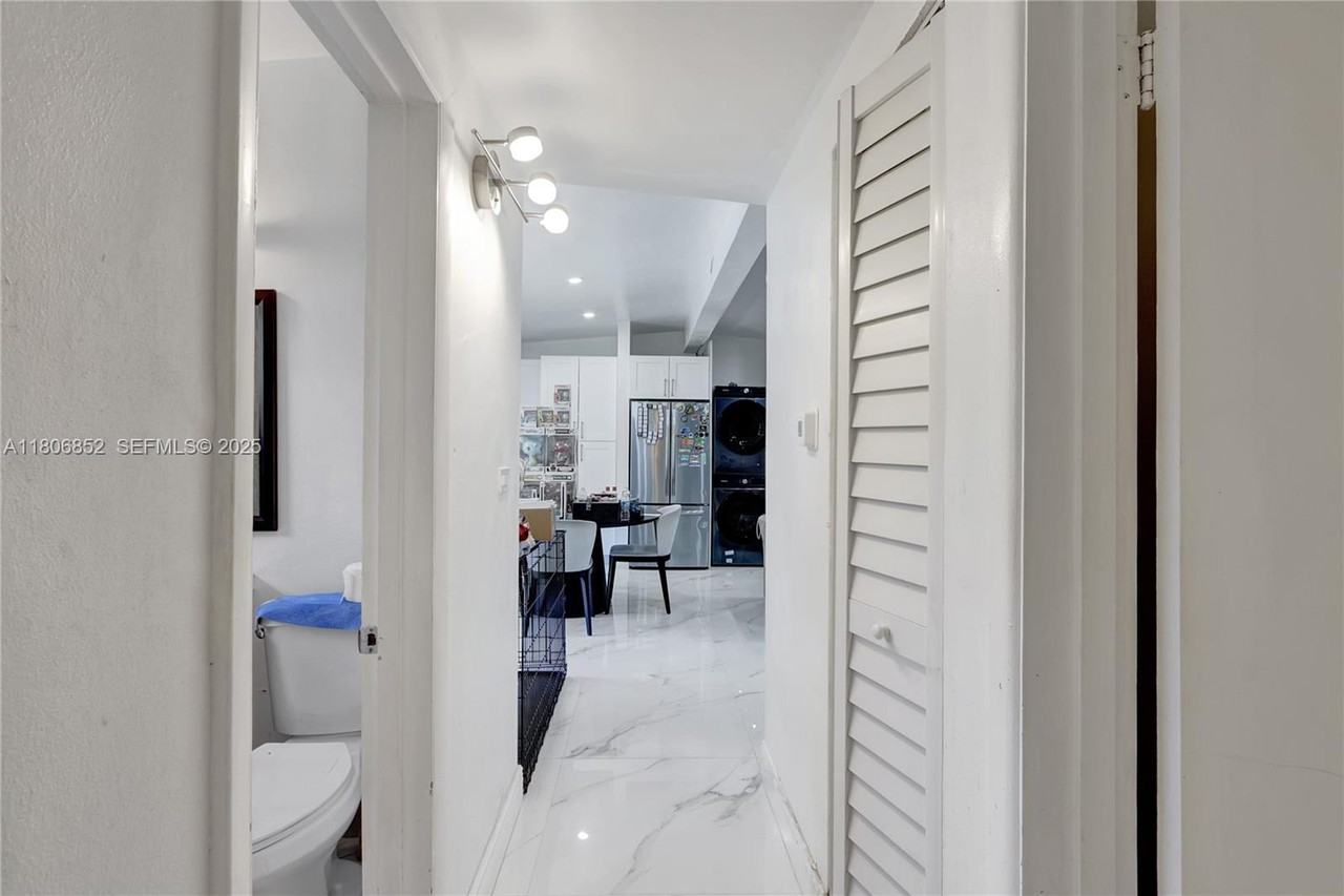 11040 Southwest 52nd Drive - Photo 4 of 8