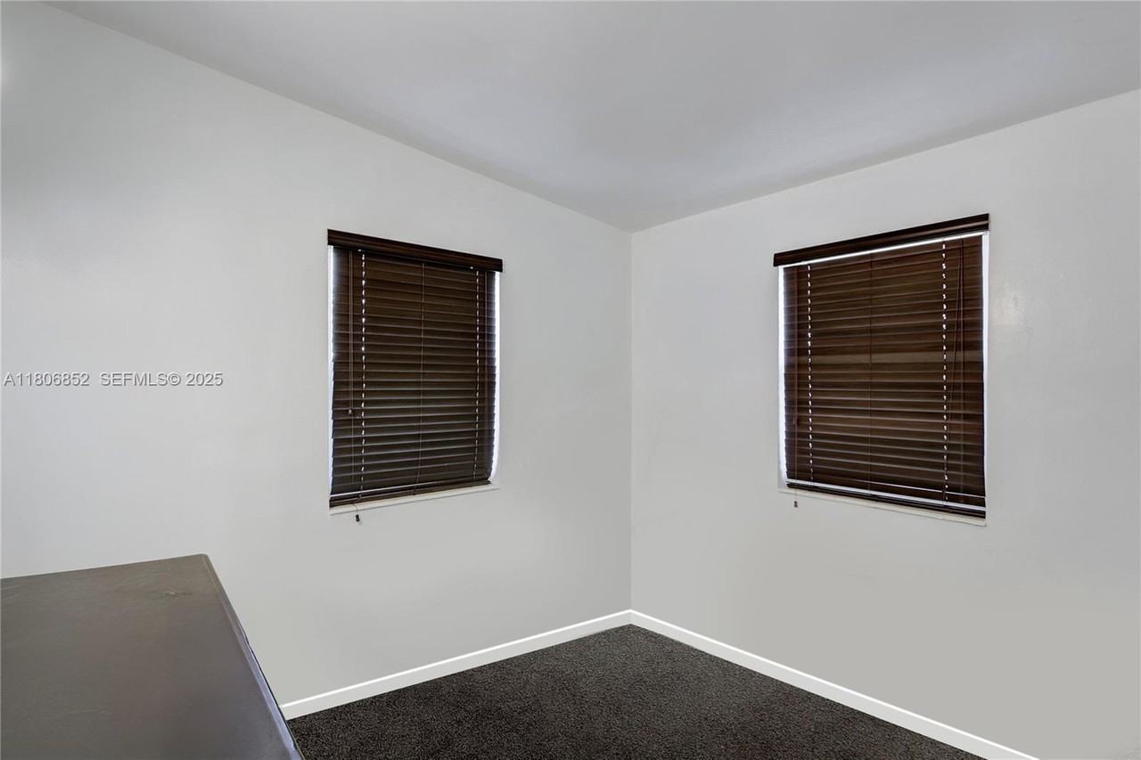 11040 Southwest 52nd Drive - Photo 5 of 8