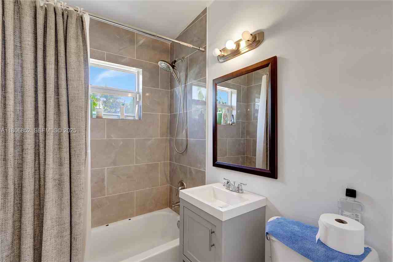 11040 Southwest 52nd Drive - Photo 6 of 8