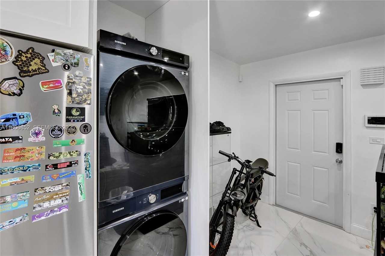 11040 Southwest 52nd Drive - Photo 7 of 8