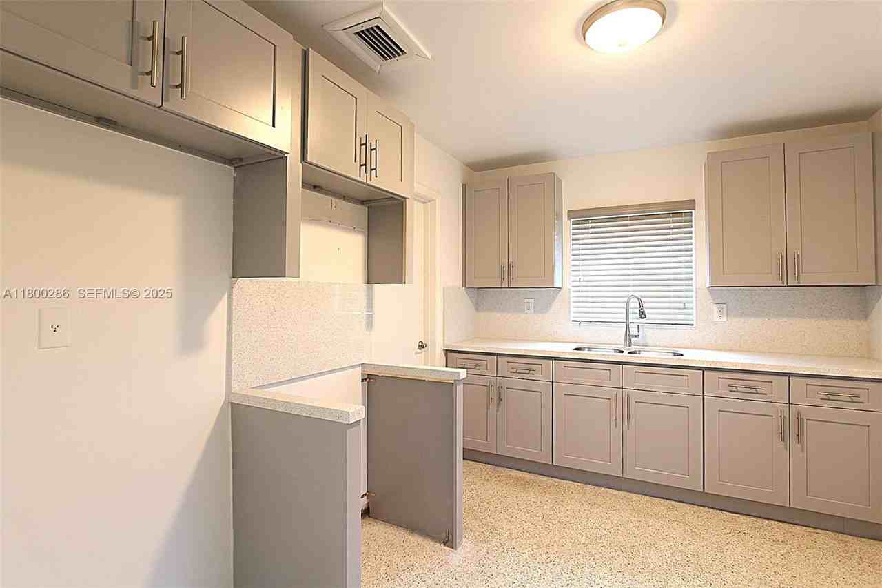 6203 Southwest 108th Place - Photo 4 of 23