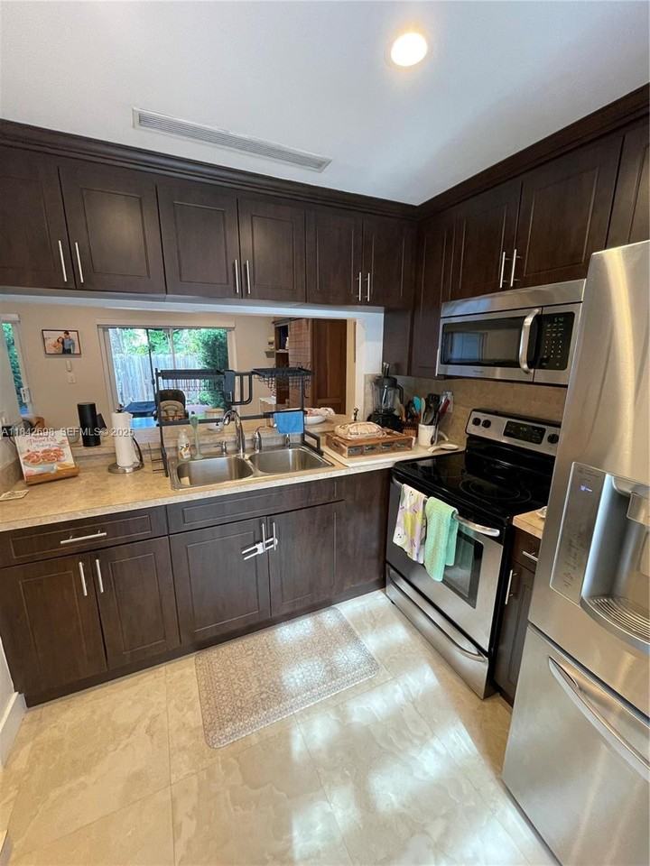 7483 Southwest 109th Avenue - Photo 2 of 34