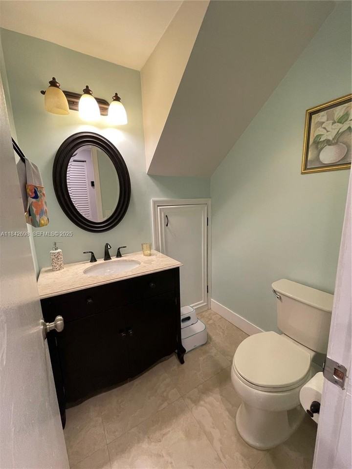 7483 Southwest 109th Avenue - Photo 4 of 34