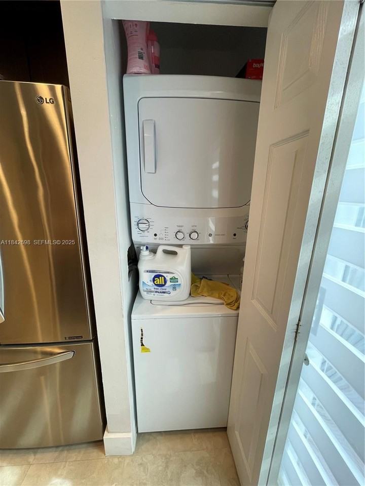 7483 Southwest 109th Avenue - Photo 5 of 34