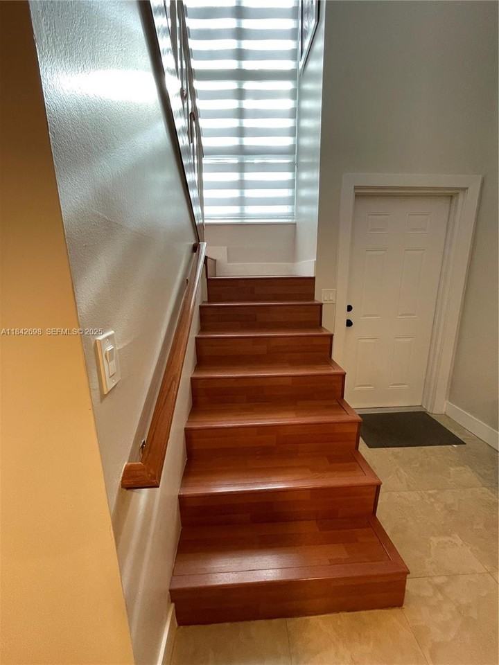 7483 Southwest 109th Avenue - Photo 6 of 34