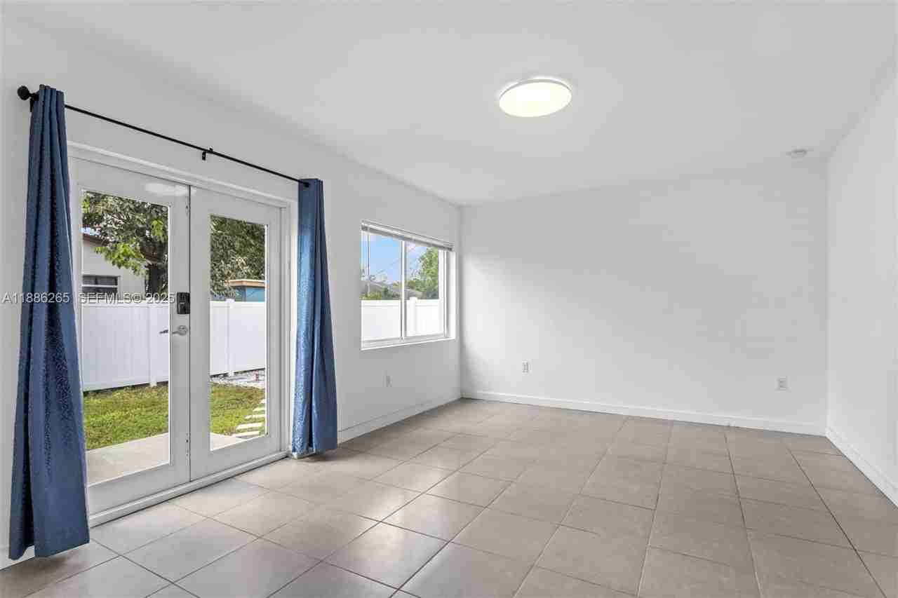 737 Northwest 4th Street - Photo 3 of 24